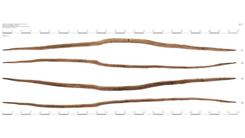 None Una serie di quattro immagini di una lancia di legno su sfondo bianco