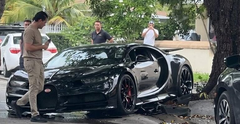 Bugatti Chiron da 3 milioni urta un cordolo: ruota strappata