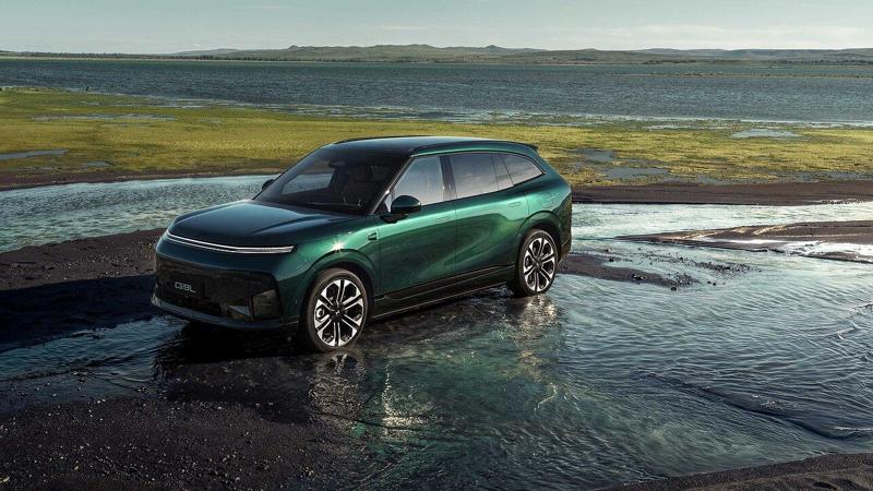 Xpeng G9L, il SUV che adatta i sedili con l’intelligenza artificiale