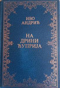 Nel 1961 Ivo Andrić ricevette il premio Nobel per l’intera sua opera letteraria, e non specificamente per il suo romanzo più celebre, Il ponte sulla Drina (in originale Na Drini ćuprija), pubblicato per la prima volta nel marzo del 1945 a Belgrado dalla casa editrice Prosveta. Nella foto, l’edizione serba del 1978. Foto: Wikipedia Nel 1961 Ivo Andrić ricevette il premio Nobel per l’intera sua opera letteraria, e non specificamente per il suo romanzo più celebre, Il ponte sulla Drina (in originale Na Drini ćuprija), pubblicato per la prima volta nel marzo del 1945 a Belgrado dalla casa editrice Prosveta. Nella foto, l’edizione serba del 1978. Foto: Wikipedia