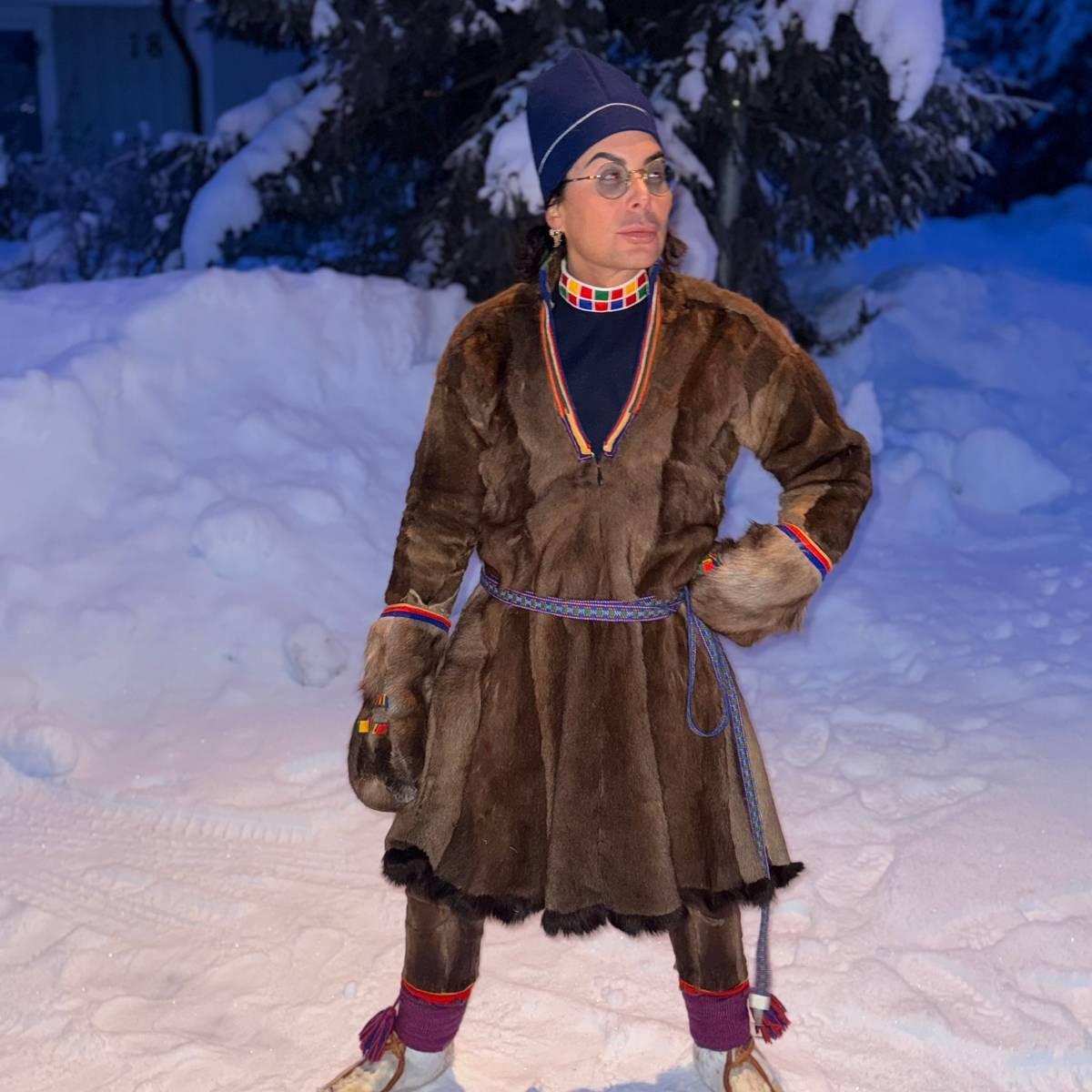 Foto: Privat Una persona in abito tradizionale sami è in piedi all’aperto nella neve. (Descrizione dell’immagine generata da un servizio di IA)