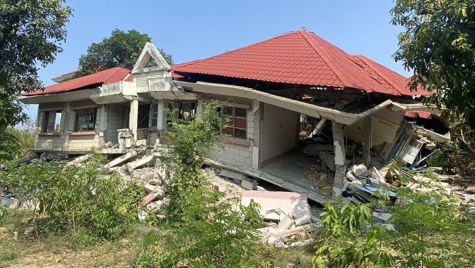 Una casa appare spaccata a metà a causa di un terremoto
