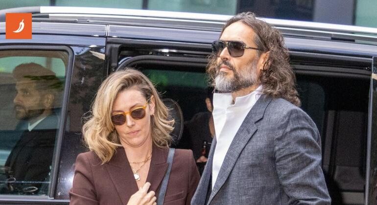 Russell Brand a processo: 7 accuse per fatti in 10 anni