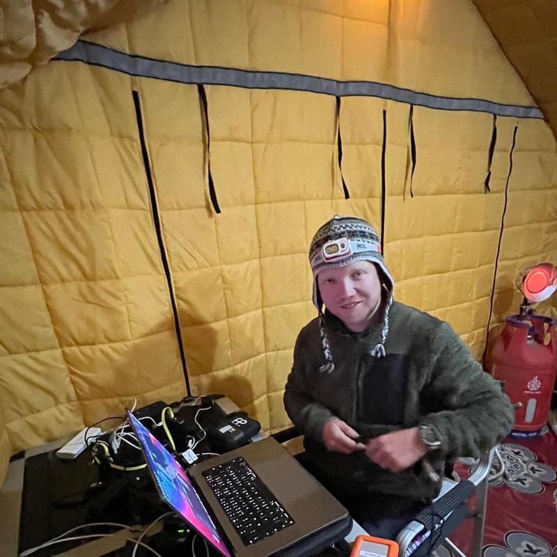 None Matias Myklebust fa il backup delle riprese nella tenda