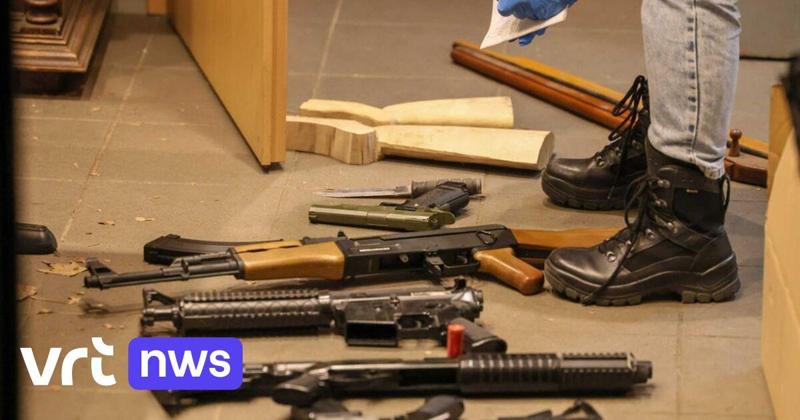 Arsenale segreto in officina: il meccanico confessa l’acquisto di 70 mitra