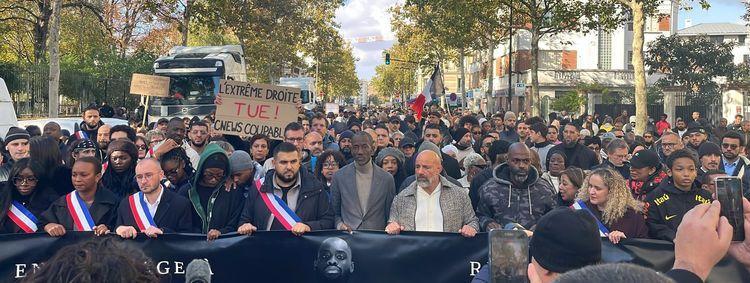 Sofienne Karroumi, sindaco di Aubervilliers, Bally Bagayoko, sindaco di Saint-Denis, e il fondatore del club di MMA in cui si allenava Pengo Bossio Wangi partecipano alla marcia silenziosa in omaggio alla vittima. (AUDREY ABRAHAM / FRANCEINFO / RADIO FRANCE)
