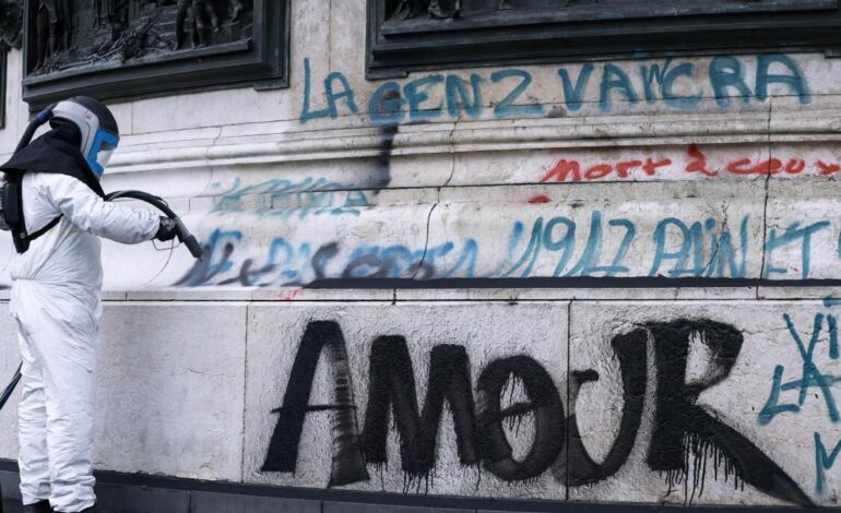 Parigi vieta le manifestazioni vicino a Eliseo e Louvre