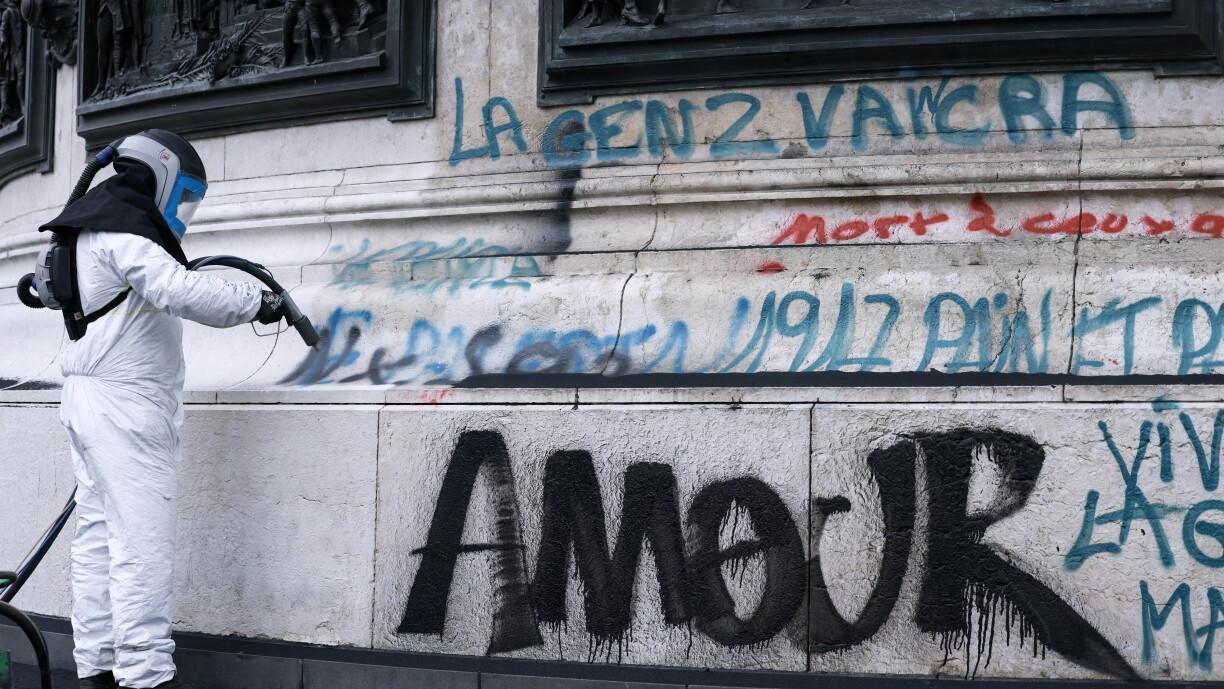 Parigi vieta le manifestazioni vicino a Eliseo e Louvre