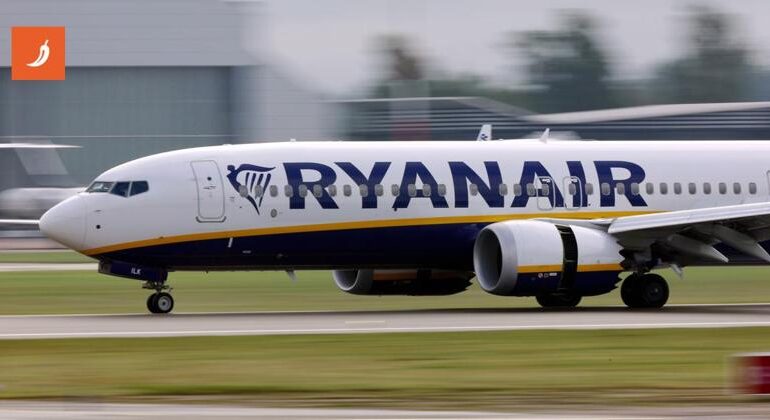 Ryanair invita a usare il deodorante: scoppia il dibattito