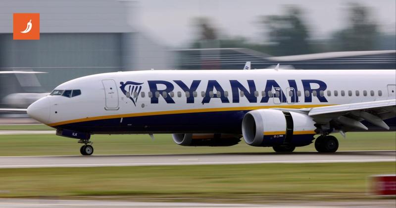 Ryanair invita a usare il deodorante: scoppia il dibattito