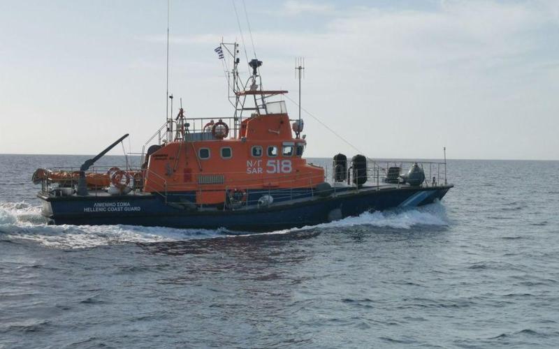 Sopravvive quasi un giorno in mare grazie al salvagente luminoso