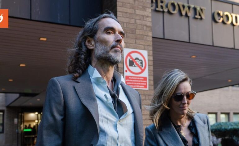 Russell Brand assolto da un’accusa, ma resta a processo