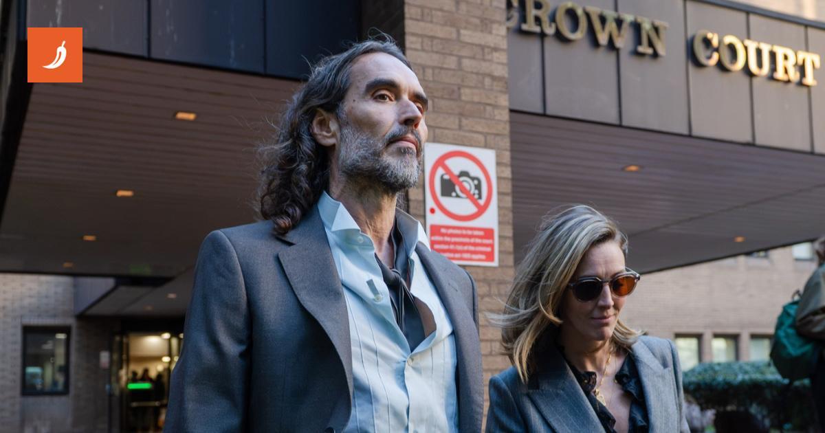 Russell Brand assolto da un’accusa, ma resta a processo